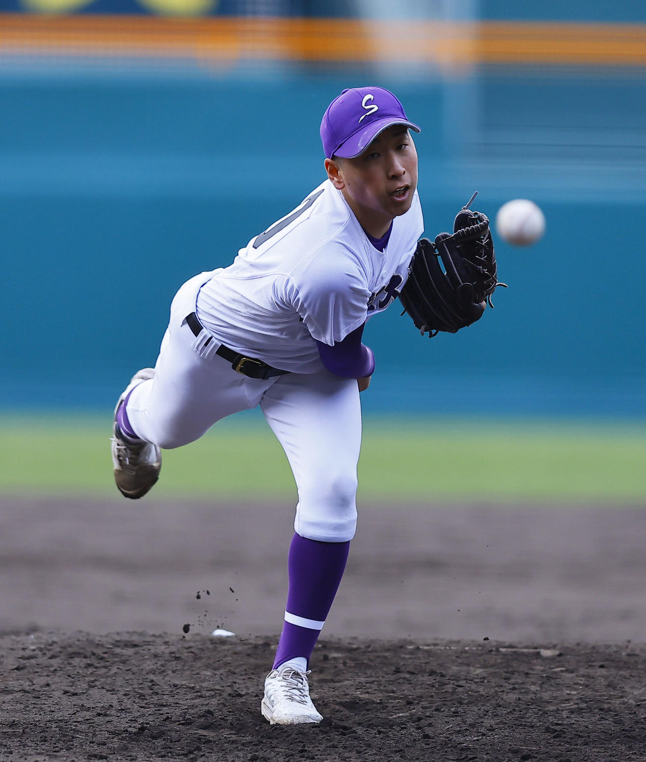 滋賀短大付対敦賀気比　5回途中、2番手で登板した滋賀短大付・中井（撮影・藤尾明華）