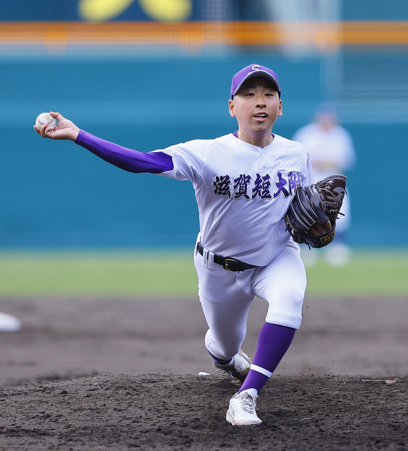 滋賀短大付対敦賀気比　5回途中、2番手で登板した滋賀短大付・中井（撮影・藤尾明華）