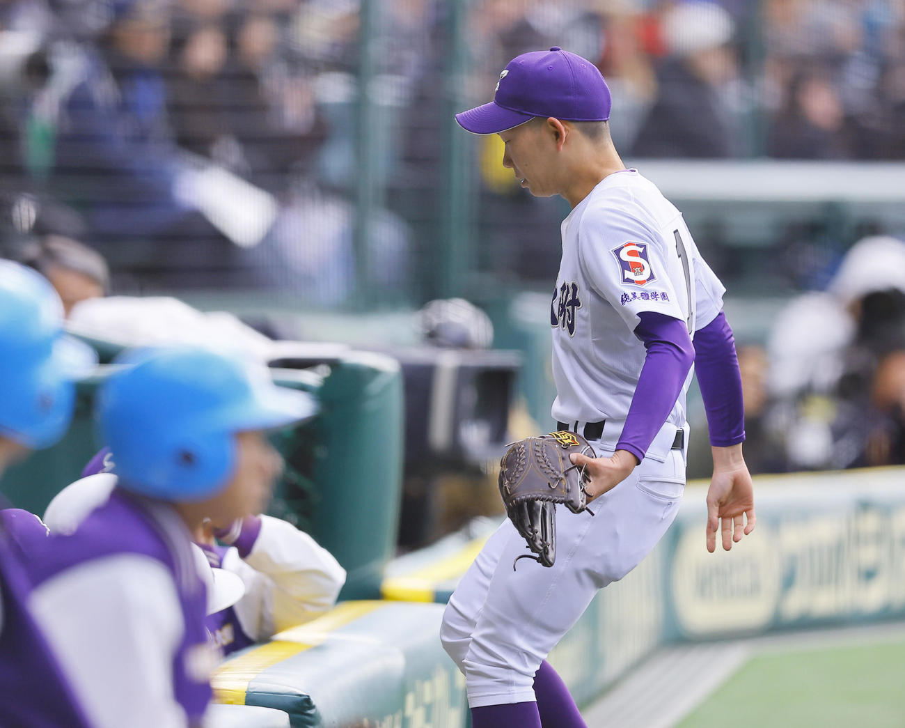 滋賀短大付対敦賀気比　5回途中、降板する滋賀短大付・桜本（撮影・藤尾明華）