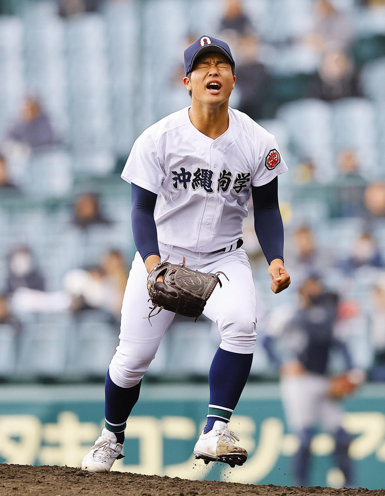青森山田対沖縄尚学　8回表青森山田2死一塁、葛西陽を三振に仕留めガッツポーズをする末吉（撮影・藤尾明華）