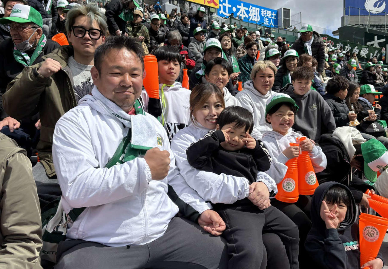 市和歌山・井上漸晟内野手の応援に駆けつけた、前列左から父真吾さん、母味弥さん、七男源乃城くん、三女采音ちゃん、右下は六男真言くん、後列左から長男槙晟くん、五男王之真くん、四男天之真くん、次男慎晟くん、次女陽音さん