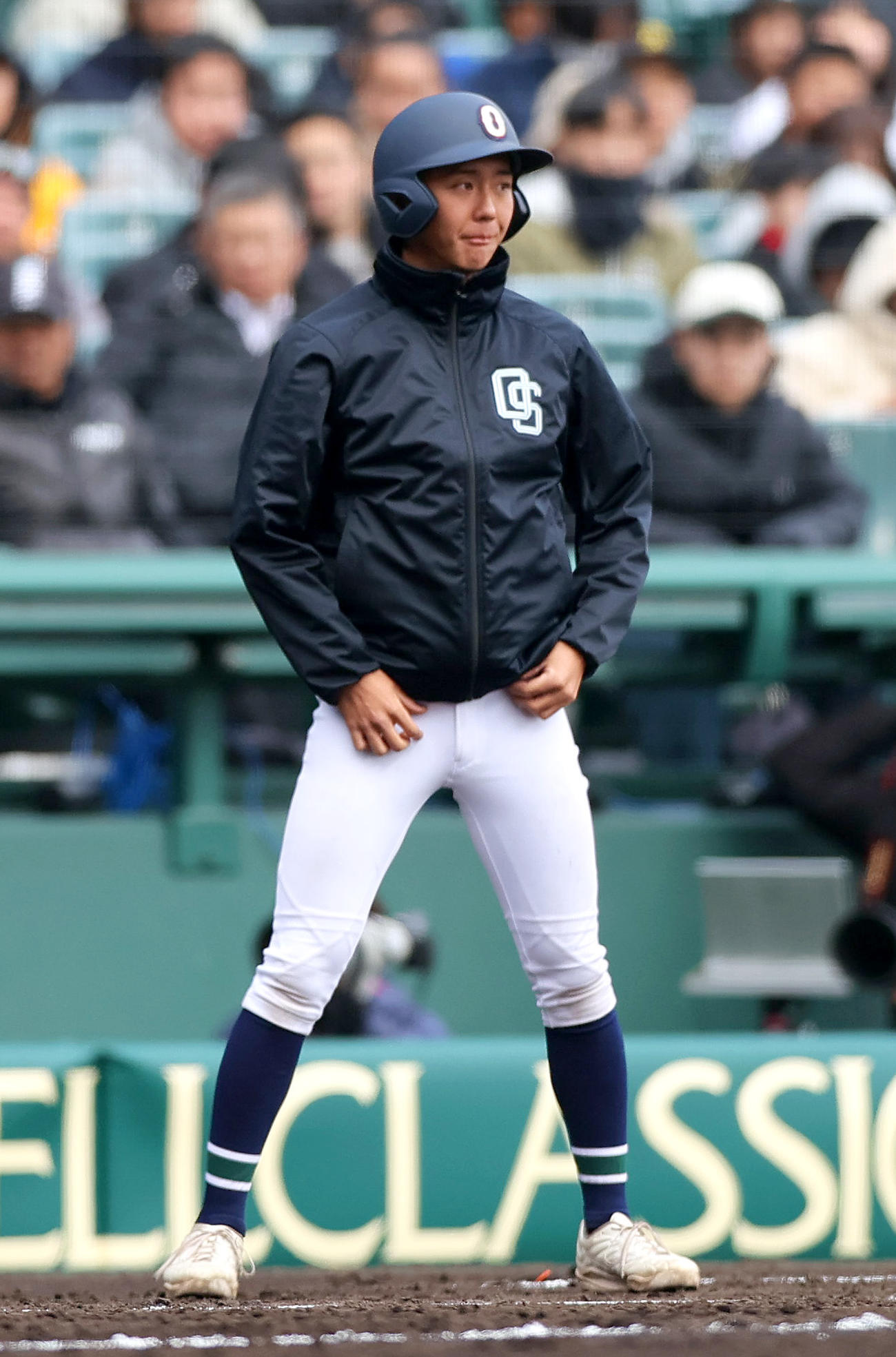 青森山田対沖縄尚学　阪神田中秀太内野手守備走塁コーチの次男で沖縄尚学・三塁コーチャーの田中彪斗（撮影・上山淳一）