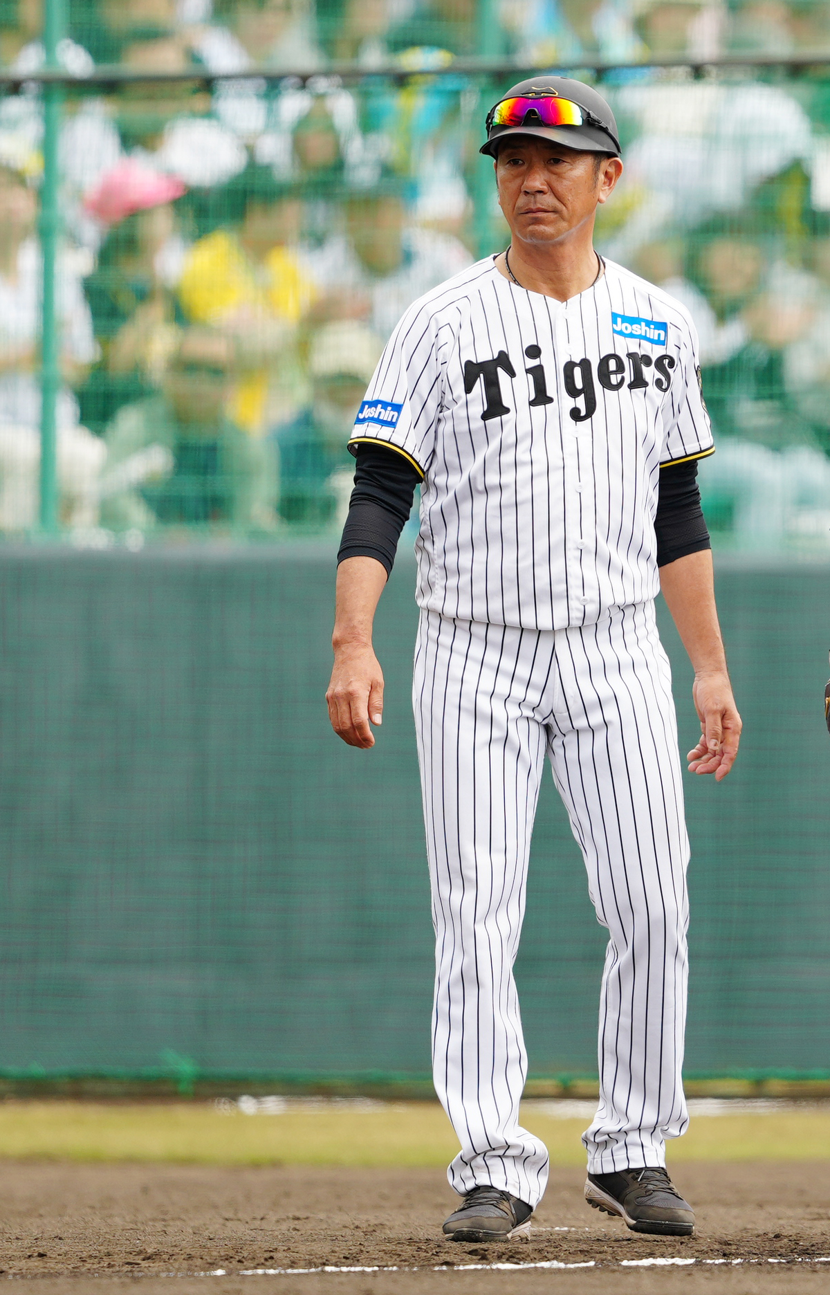 2025年2月15日、楽天との練習試合で三塁ベースコーチを務める阪神田中秀太内野守備走塁コーチ