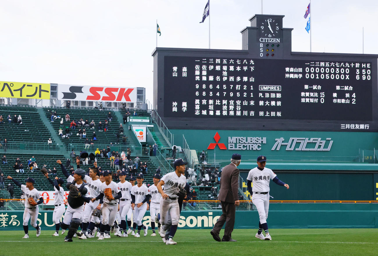 青森山田対沖縄尚学　青森山田を破り、喜ぶ沖縄尚学ナイン（撮影・藤尾明華）