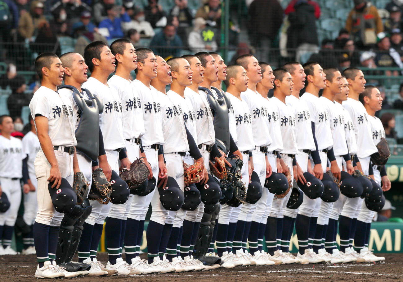 青森山田対沖縄尚学　青森山田に勝利し、校歌を斉唱する沖縄尚学ナイン（撮影・上山淳一）