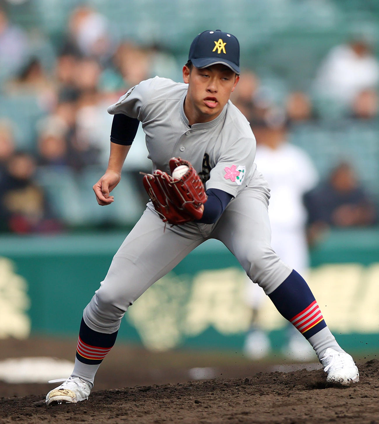 青森山田対沖縄尚学　6回裏沖縄尚学1死二塁、下山は新垣の投ゴロに反応する（撮影・上山淳一）