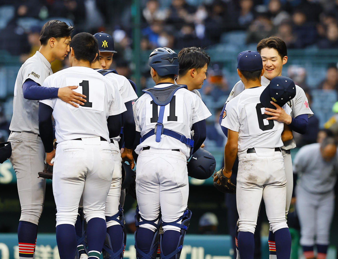 青森山田対沖縄尚学　沖縄尚学に敗れ、握手を交わす青森山田菊池伊（右端）、虎谷（左から3人目）（撮影・藤尾明華）