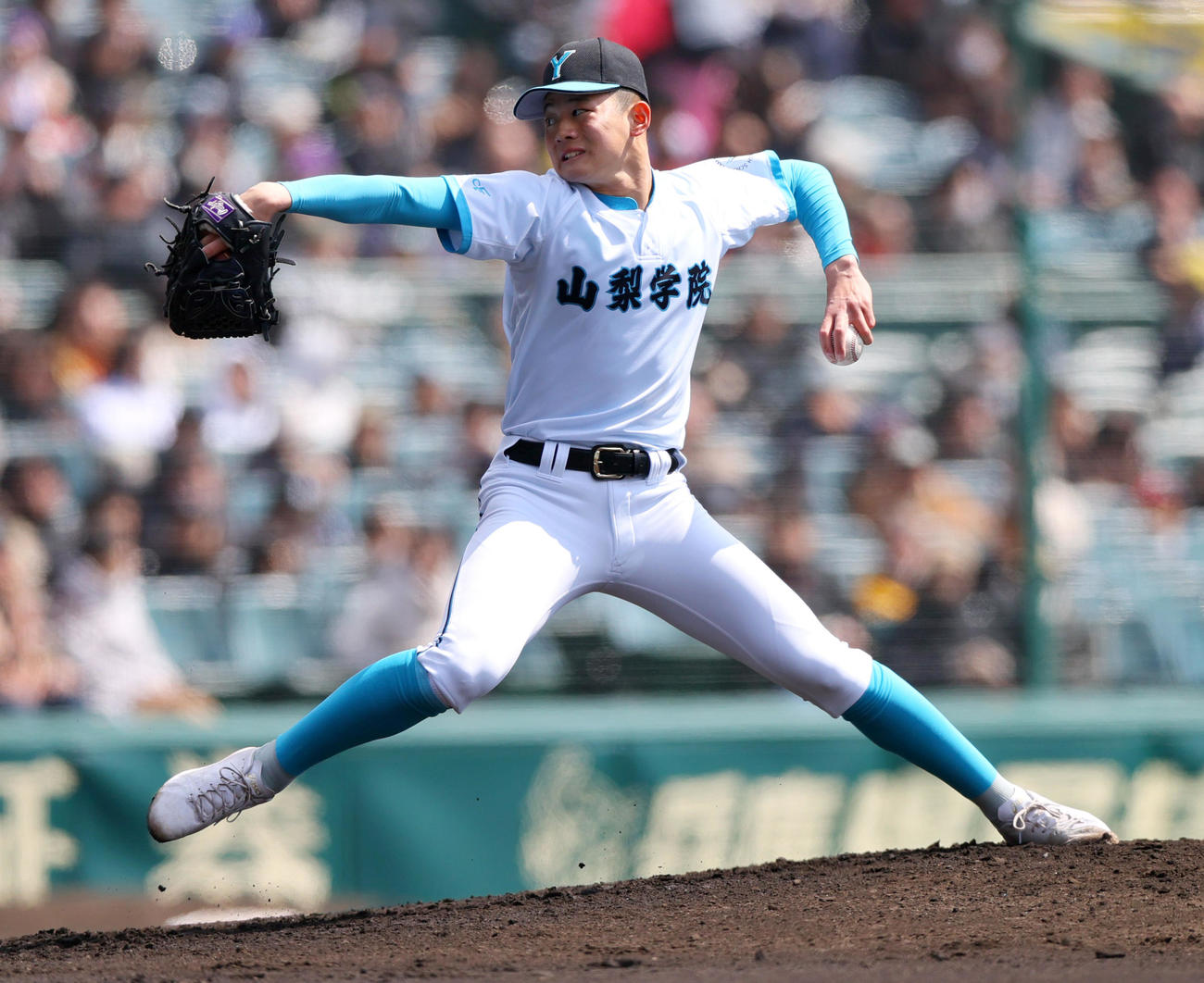 山梨学院対天理　山梨学院先発の津島（撮影・上山淳一）