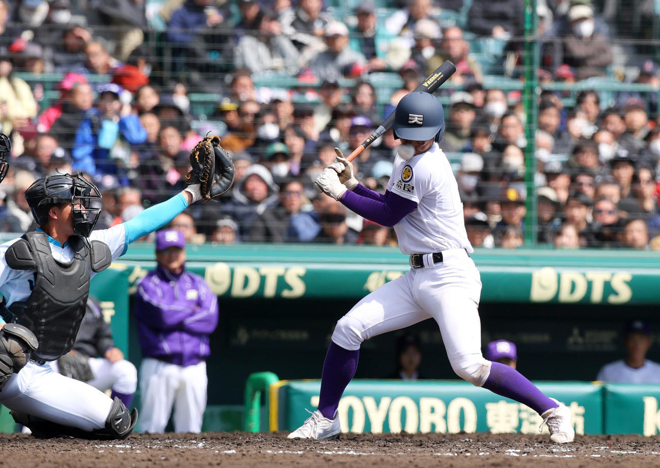 山梨学院対天理　3回裏天理2死満塁、石井は顔に先制の押し出し死球を受ける。捕手・横山悠（撮影・上山淳一）