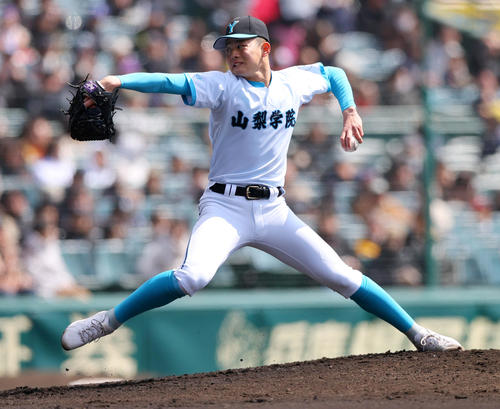 山梨学院対天理　山梨学院先発の津島（撮影・上山淳一）