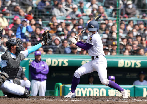 山梨学院対天理　3回裏天理2死満塁、石井は顔に先制の押し出し死球を受ける。捕手・横山悠（撮影・上山淳一）