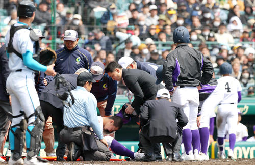 山梨学院対天理　3回裏天理2死満塁、石井は顔に先制の押し出し死球を受ける（撮影・上山淳一）