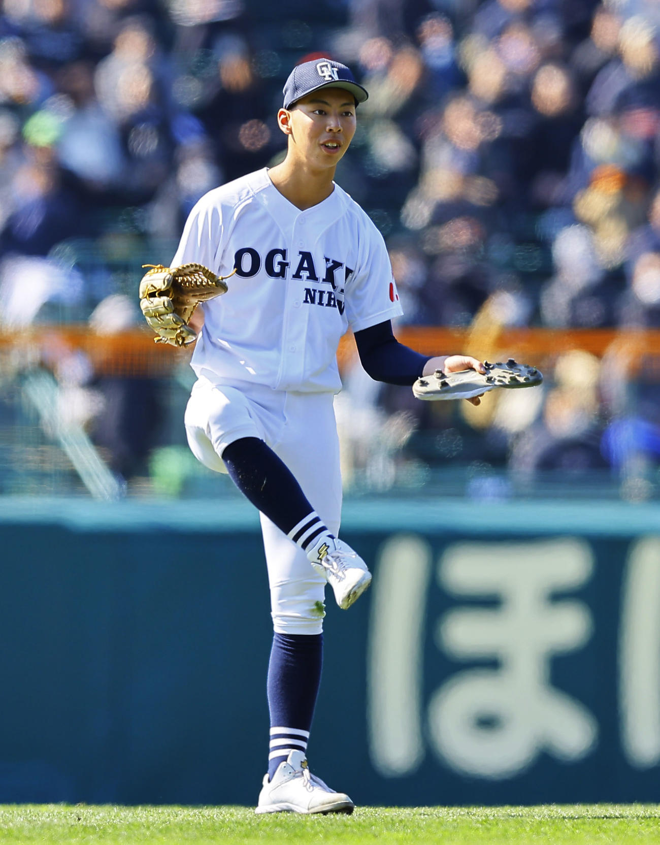 大垣日大対西本短大付　4回裏西本短大付2死一、二塁、湯山の左前打を処理する際に船橋のスパイクが剥がれる（撮影・藤尾明華）