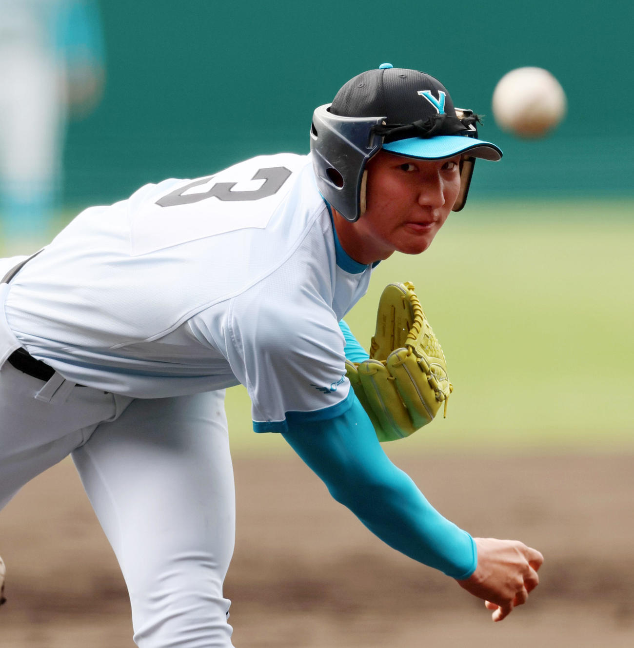 25年3月13日　甲子園のマウンドから投球練習する山梨学院・菰田