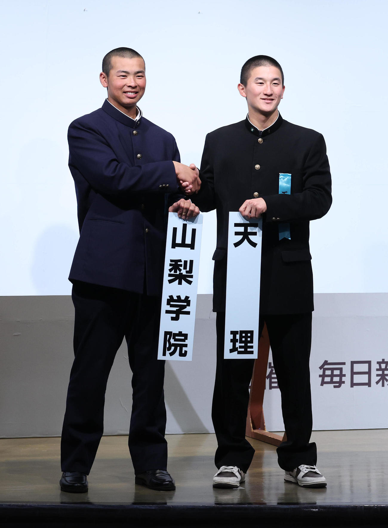 センバツでの対戦が決まり握手を交わし健闘を誓う山梨学院・梅村主将（左）と天理・永末主将（撮影・白石智彦）