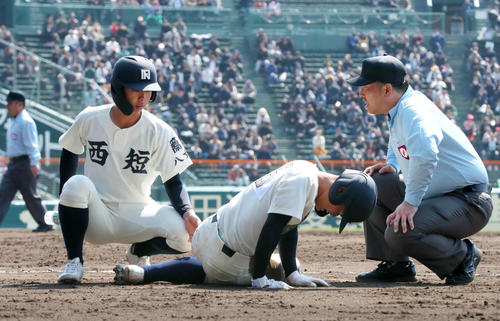 【センバツ】西日本短大付、井上蓮音が負傷交代　８回に一塁ベースを駆け抜け、左足付近を負傷