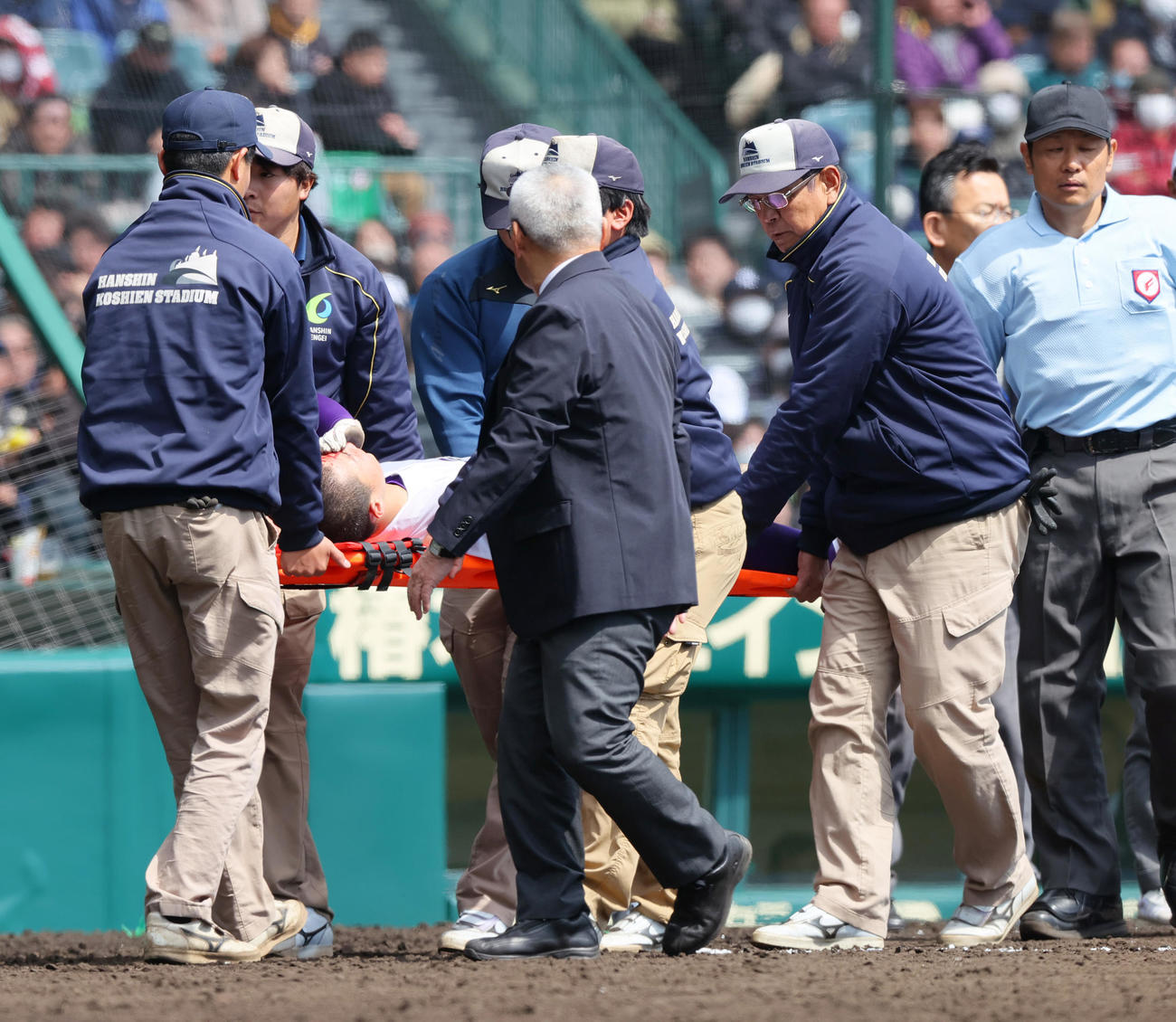 梨学院対天理　3回裏天理2死満塁、石井は顔に先制の押し出し死球を受け担架で運ばれる（撮影・上山淳一）