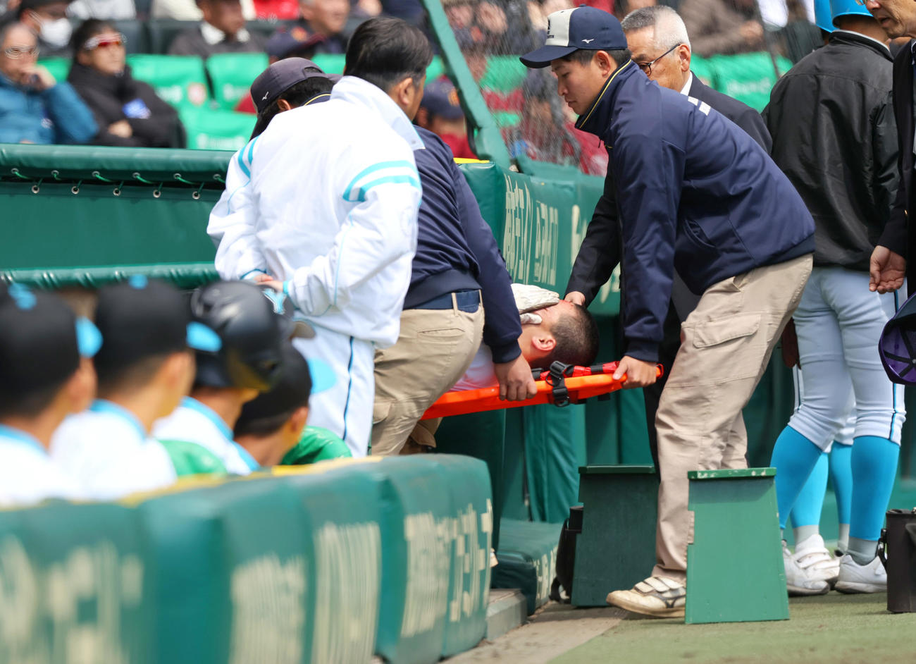 梨学院対天理　3回裏天理2死満塁、石井は顔に先制の押し出し死球を受け担架で運ばれる（撮影・上山淳一）