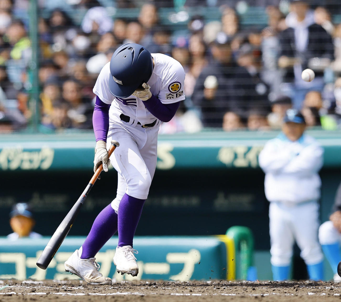 山梨学院対天理　3回裏天理2死満塁、石井は顔に押し出しの死球を受ける（撮影・藤尾明華）