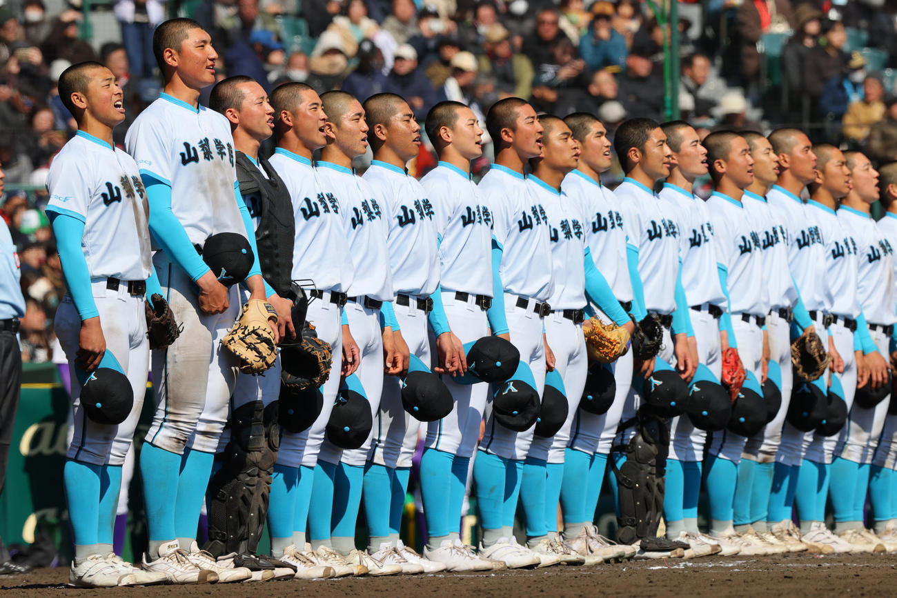 山梨学院対天理　天理に勝利し、校歌を斉唱する山梨学院ナイン（撮影・上山淳一）