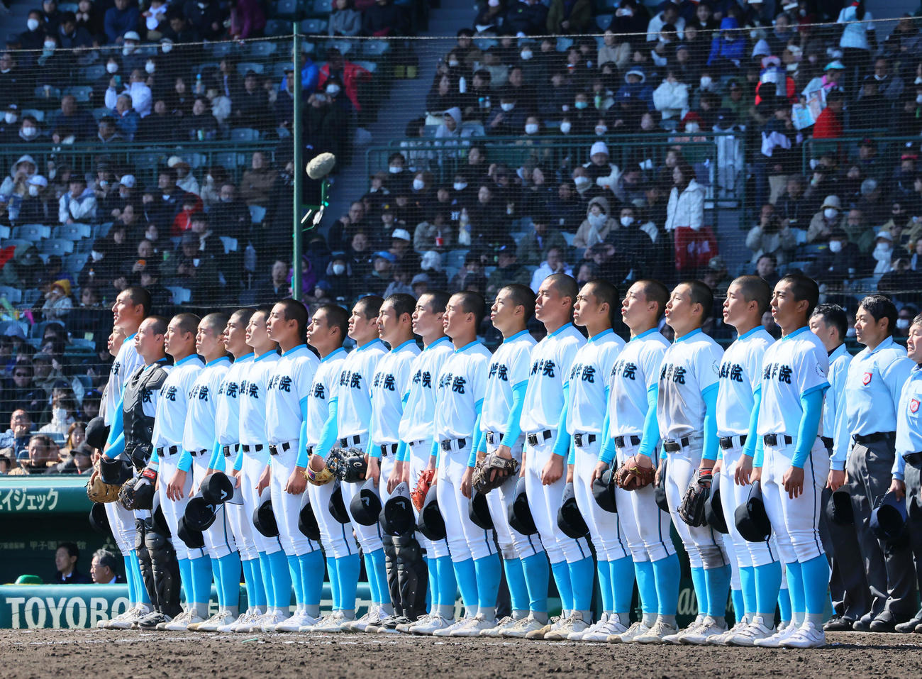 山梨学院対天理　天理に勝利し、校歌を斉唱する山梨学院ナイン（撮影・藤尾明華）