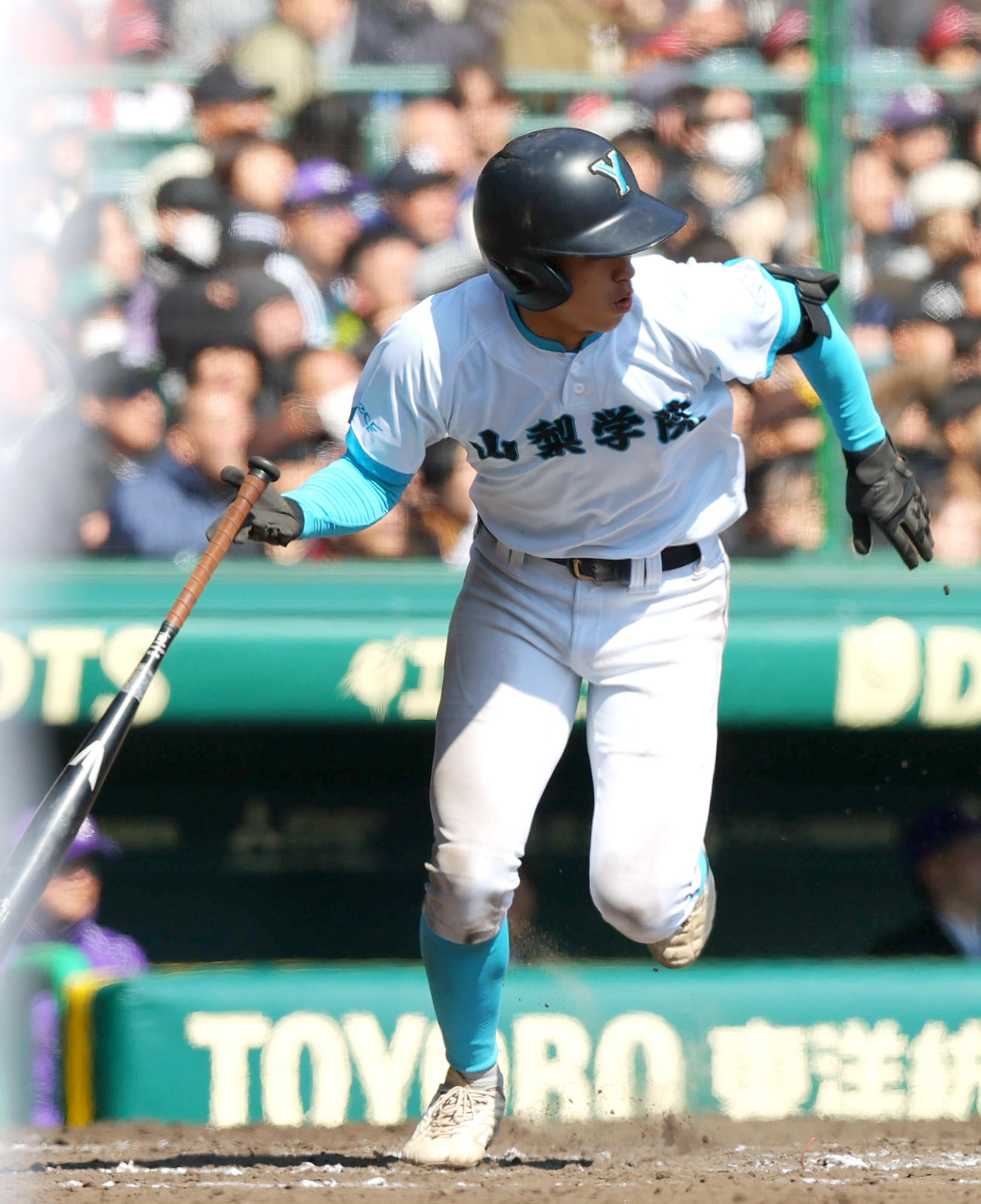山梨学院対天理　9回表山梨学院2死一、三塁、平野は中前適時打を放つ（撮影・上山淳一）