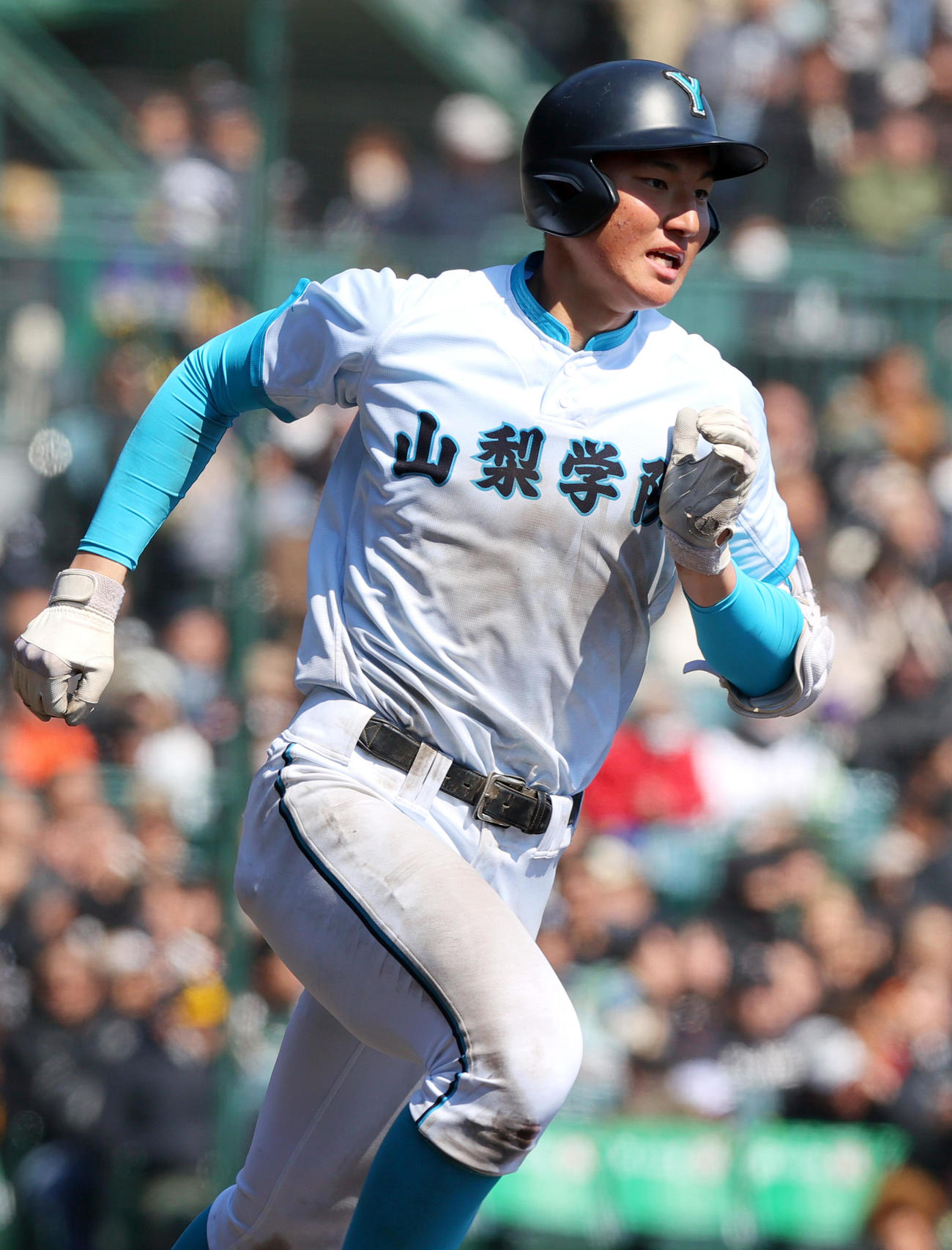 山梨学院対天理　9回表山梨学院無死一塁、菰田は左前打を放ち一塁に向かう（撮影・上山淳一）