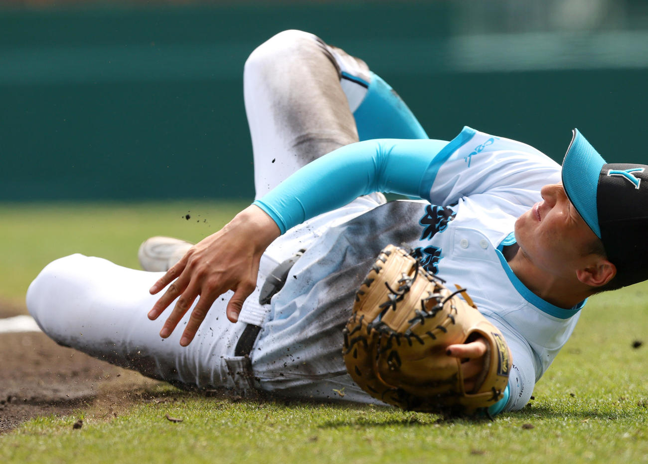 山梨学院対天理　3回裏天理1死一、二塁、一塁手・菰田は下坊の邪飛に飛び込むが捕球ならず（撮影・上山淳一）