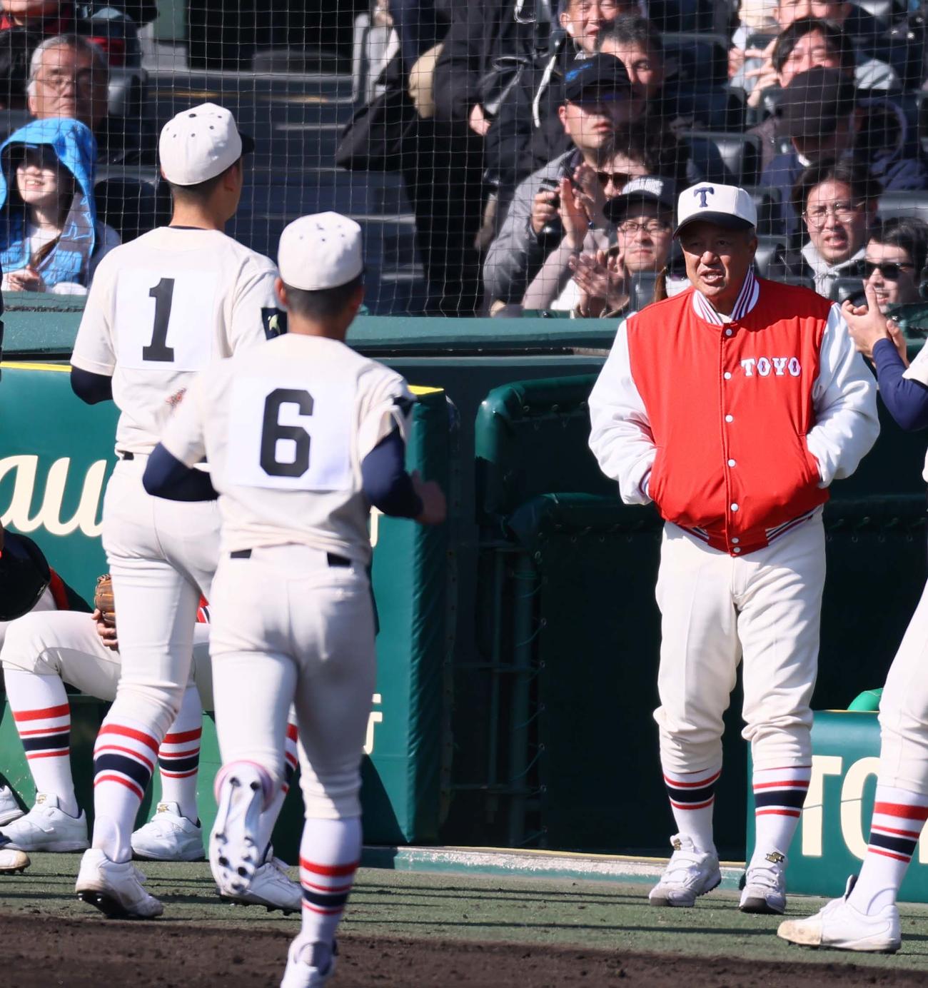 東洋大姫路対壱岐　1回、ベンチに引き揚げる阪下（左）と岡田監督（撮影・上田博志）