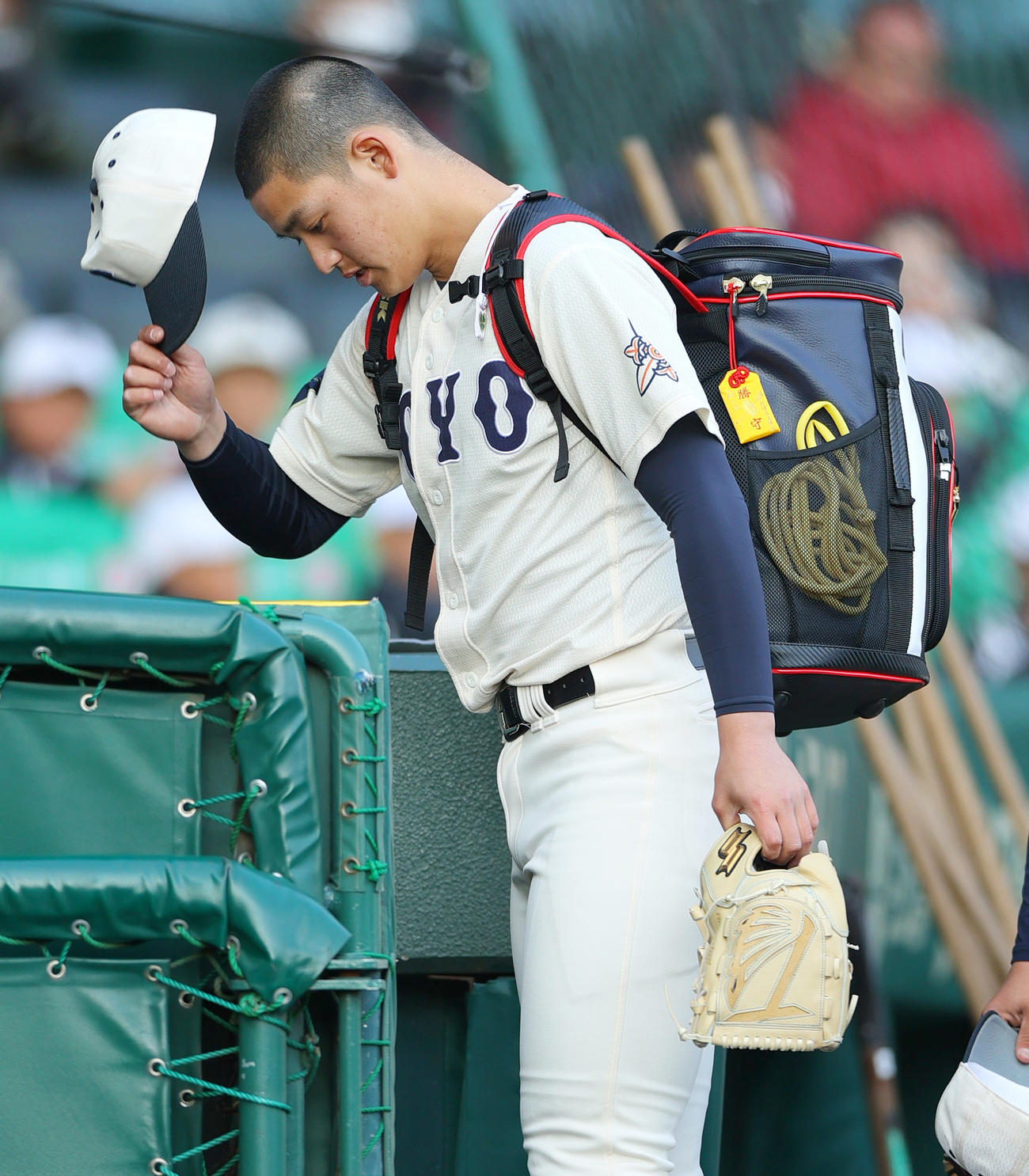 東洋大姫路対壱岐　甲子園球場から引き揚げる東洋大姫路エース阪下（撮影・上山淳一）