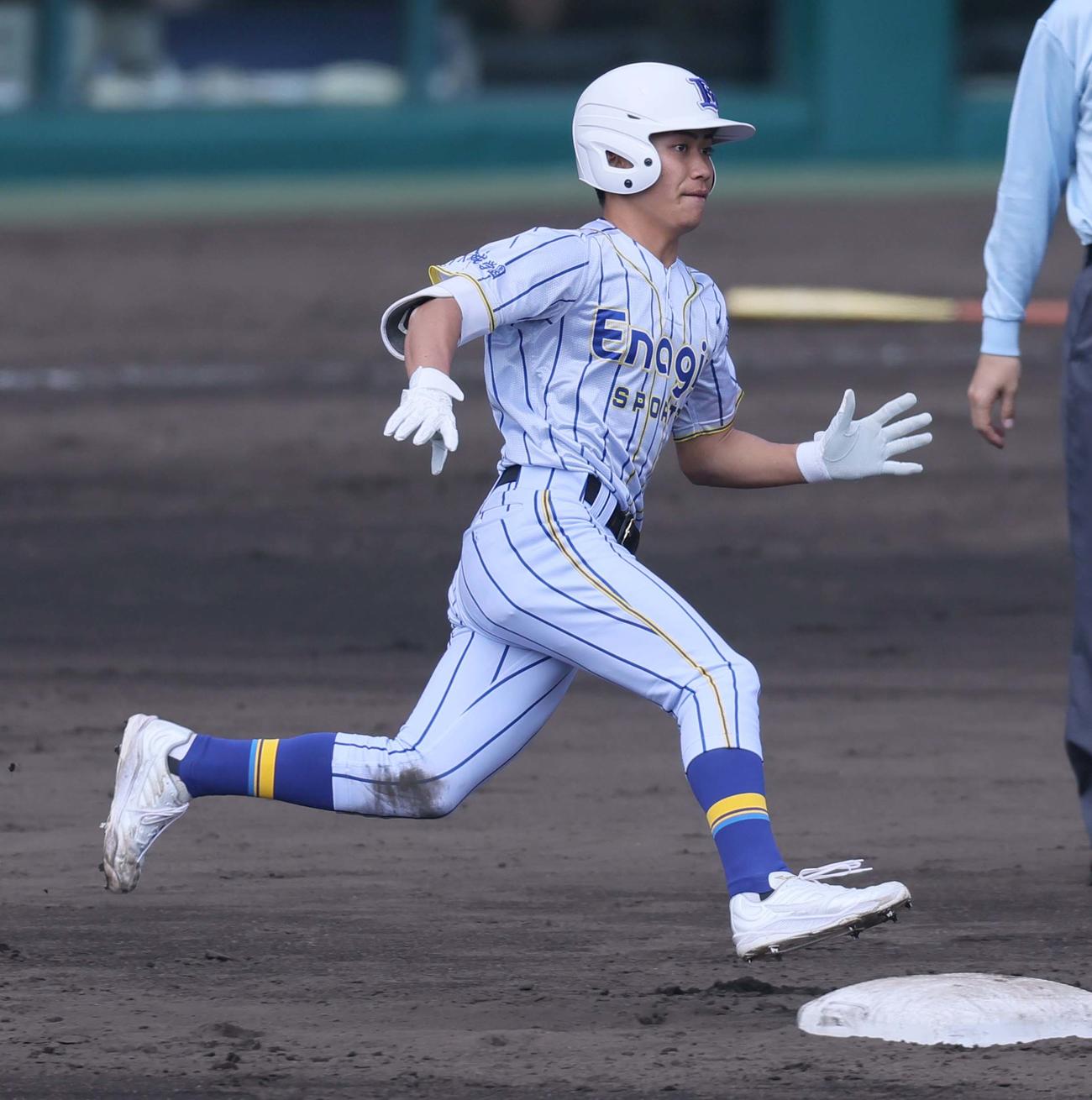 至学館対エナジックスポーツ　3回裏エナジックスポーツ無死、イーマン琉海は三塁打を放つ（撮影・上田博志）