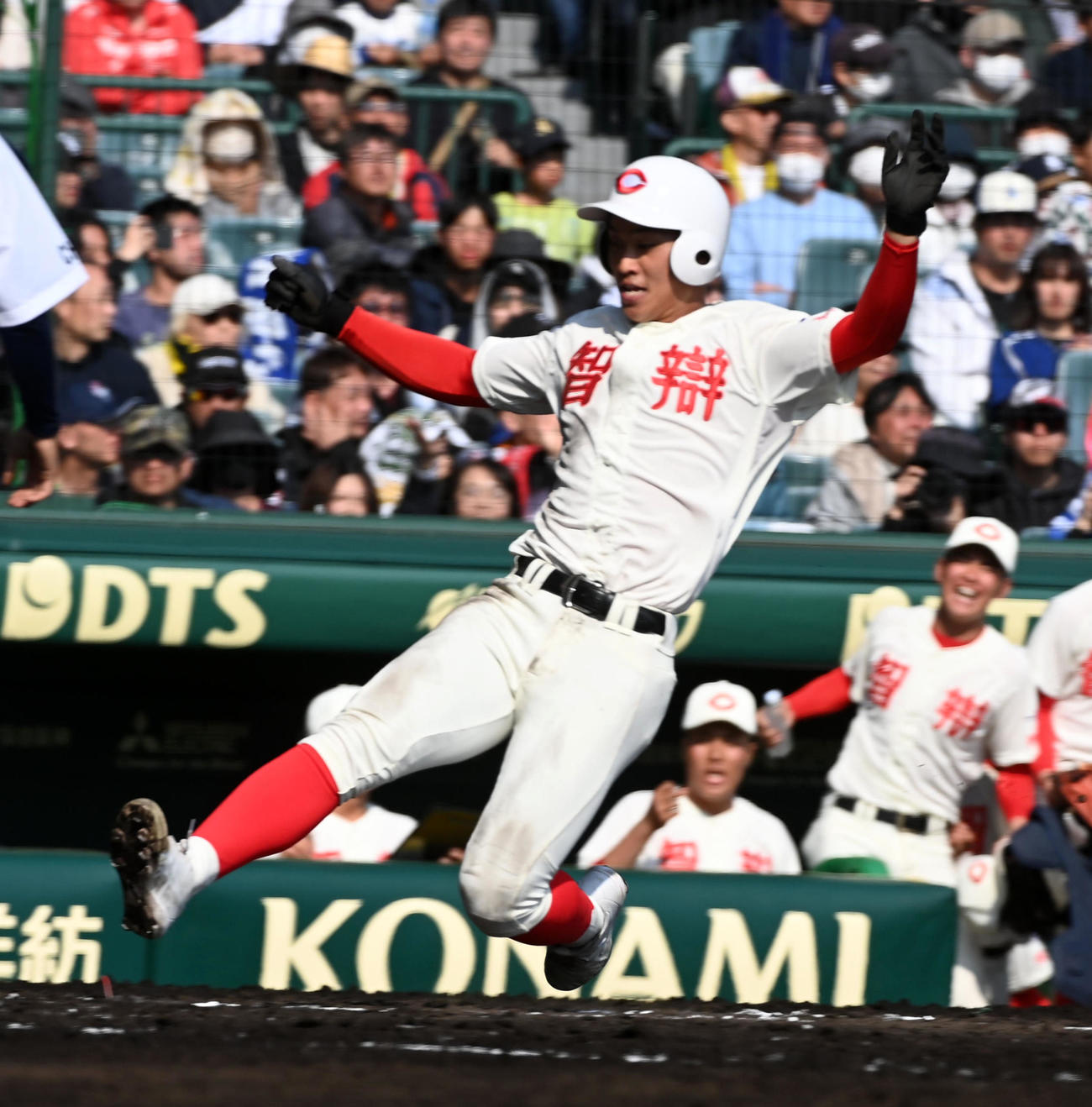 千葉黎明対智弁和歌山　1回表智弁和歌山2死一、三塁、荒井の先制左適時二塁打で生還する山下（撮影・前岡正明）