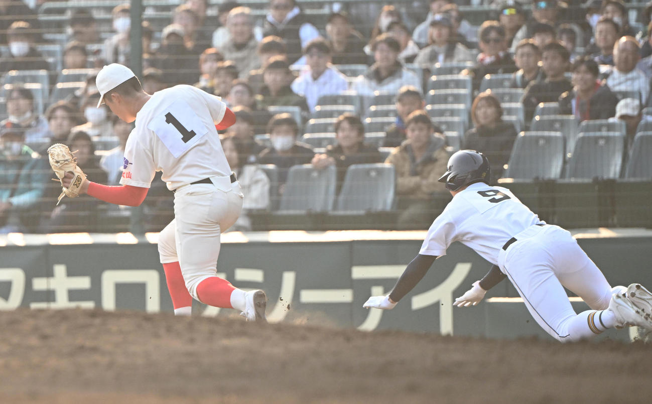 智弁和歌山対千葉黎明　最後の打者を二ゴロに打ち取り完封を達成する智弁和歌山・渡辺（撮影・和賀正仁）