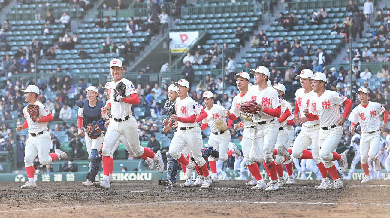 智弁和歌山対千葉黎明　千葉黎明に勝利しアルプス応援団に駆け出す智弁和歌山の選手（撮影・和賀正仁）