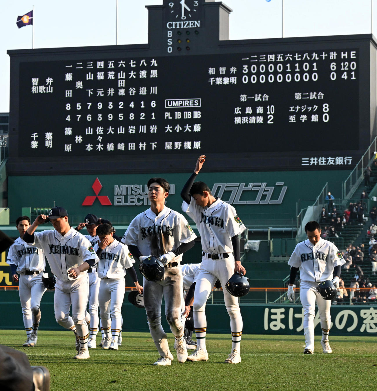 千葉黎明対智弁和歌山　智弁和歌山に敗れがっくりする千葉黎明ナイン（撮影・前岡正明）