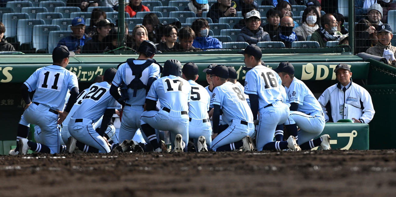 広島商対横浜清陵　2回、円陣を組む横浜清陵ナイン（撮影・前岡正明）