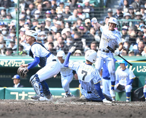 至学館対エナジックスポーツ　2回裏エナジックスポーツ1死満塁、久高の犠飛で生還する富盛（撮影・和賀正仁）