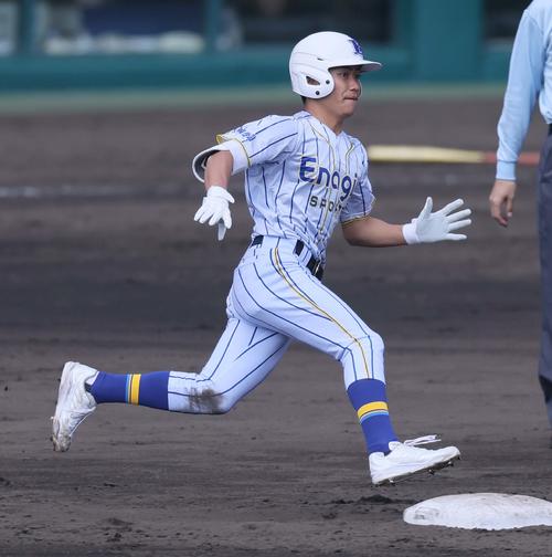 至学館対エナジックスポーツ　3回裏エナジックスポーツ無死、イーマン琉海は三塁打を放つ（撮影・上田博志）