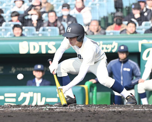 横浜清陵対広島商　1回裏広島商1死一、三塁、セーフティースクイズを成功させる藤田（撮影・和賀正仁）