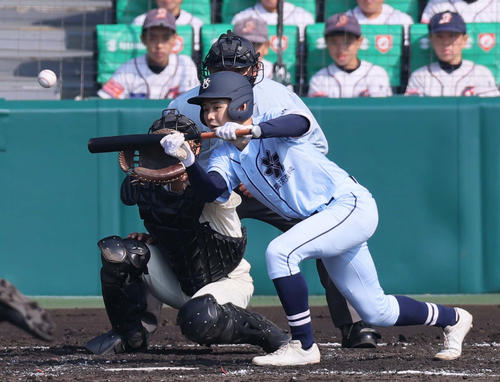 横浜青陵対広島商　3回表横浜青陵1死一、三塁、スクイズを決める長谷川（撮影・上田博志）