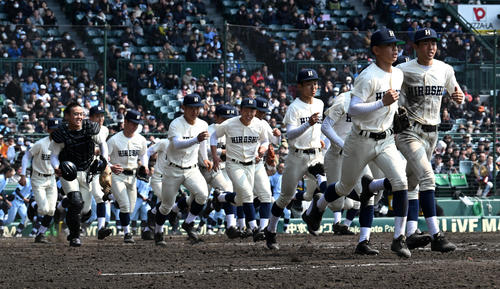 広島商対横浜清陵　横浜清陵に勝利、応援団にあいさつに向かう広島商ナイン（撮影・前岡正明）