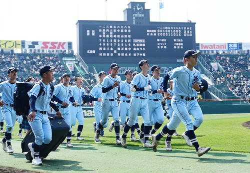 横浜清陵対広島商　初戦で敗れ応援団にあいさつ後、引き揚げる横浜清陵の選手ら（撮影・和賀正仁）