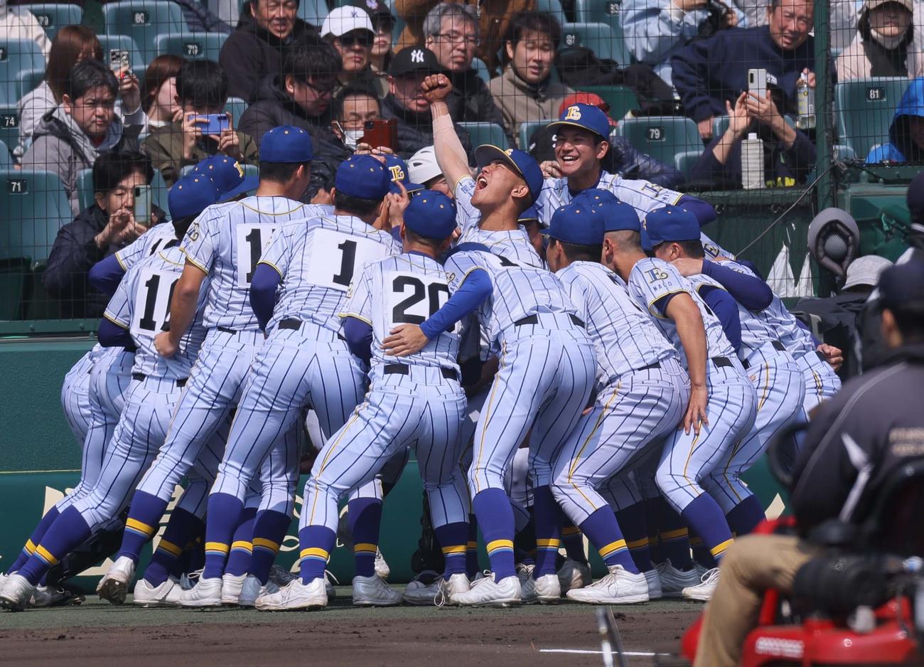 至学館対エナジックスポーツ　円陣で気合を入れるエナジックスポーツナイン（撮影・上田博志）
