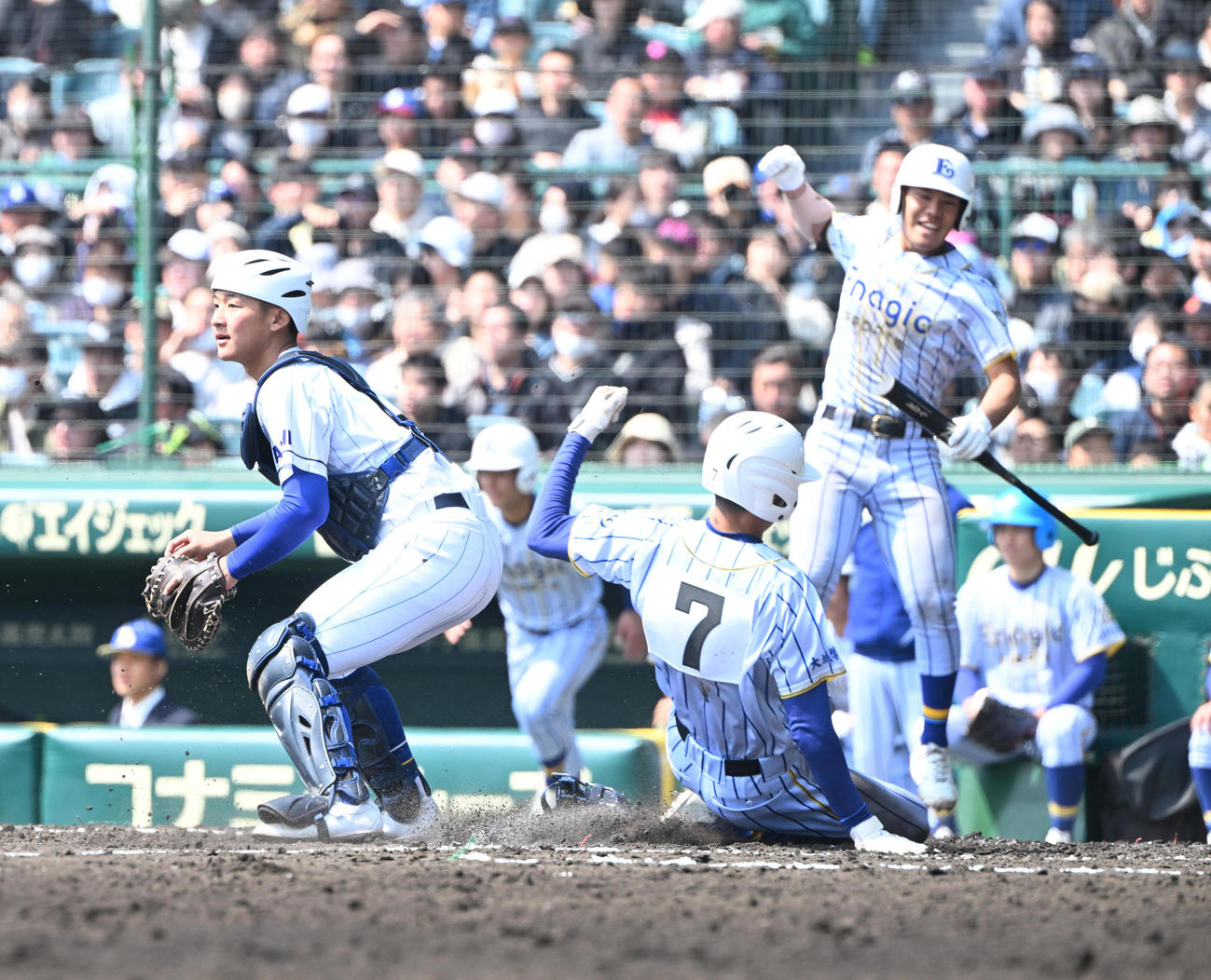 至学館対エナジックスポーツ　2回裏エナジックスポーツ1死満塁、久高の犠飛で生還する富盛（撮影・和賀正仁）