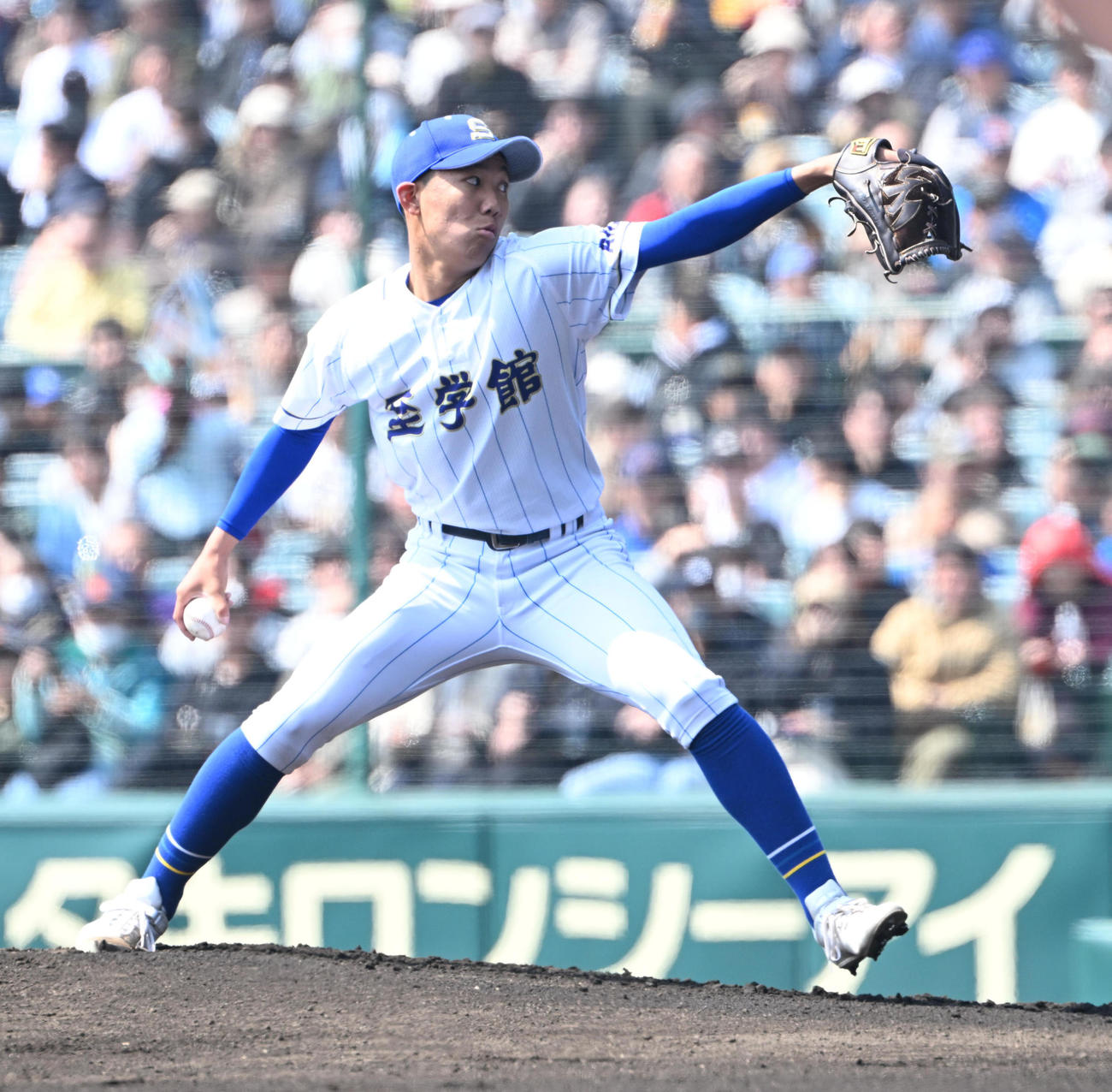 至学館対エナジックスポーツ　先発する至学館・尾崎（撮影・和賀正仁）