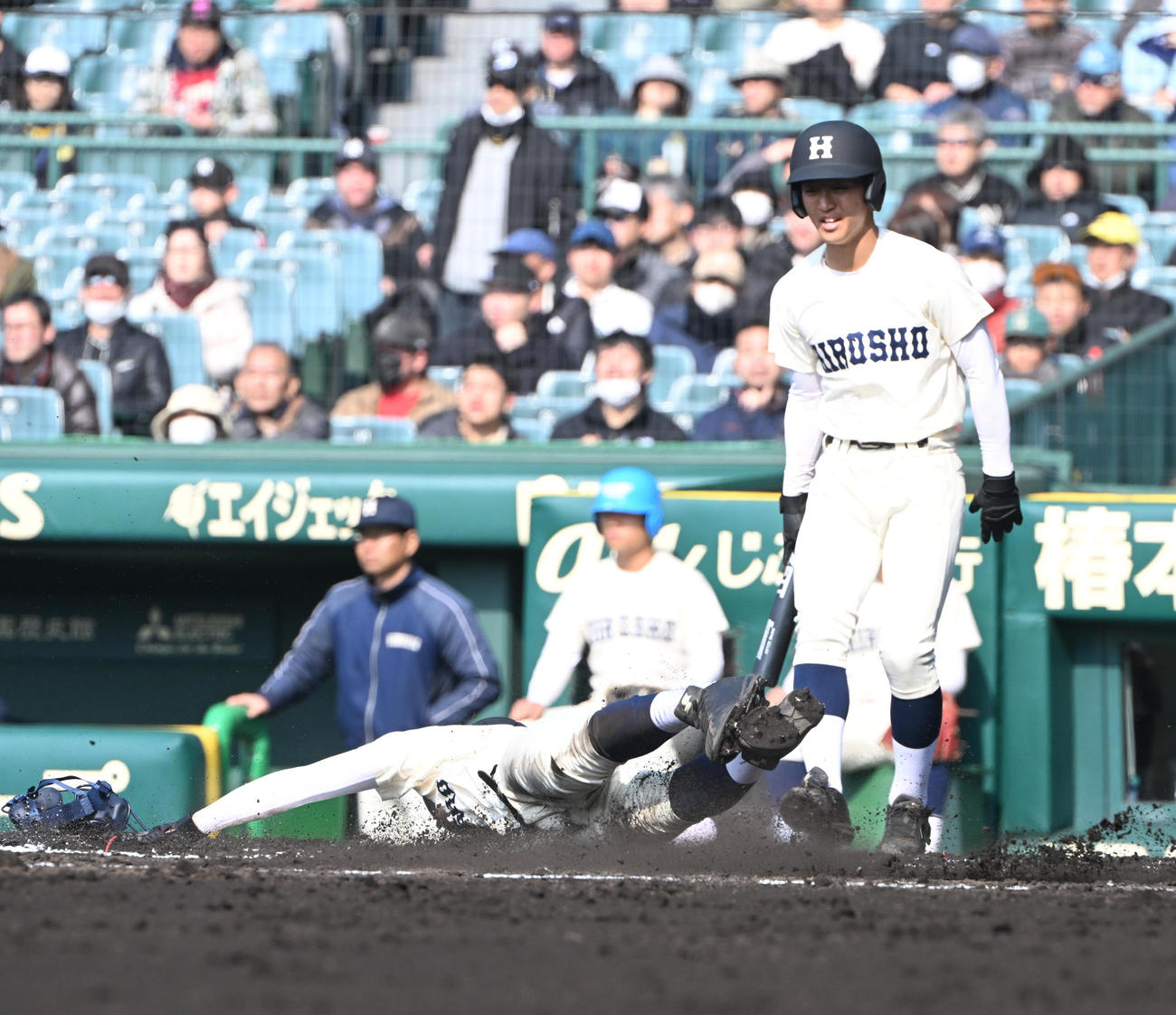 横浜清陵対広島商　1回裏広島商1死一、三塁、藤田のスクイズで生還する小田（撮影・和賀正仁）