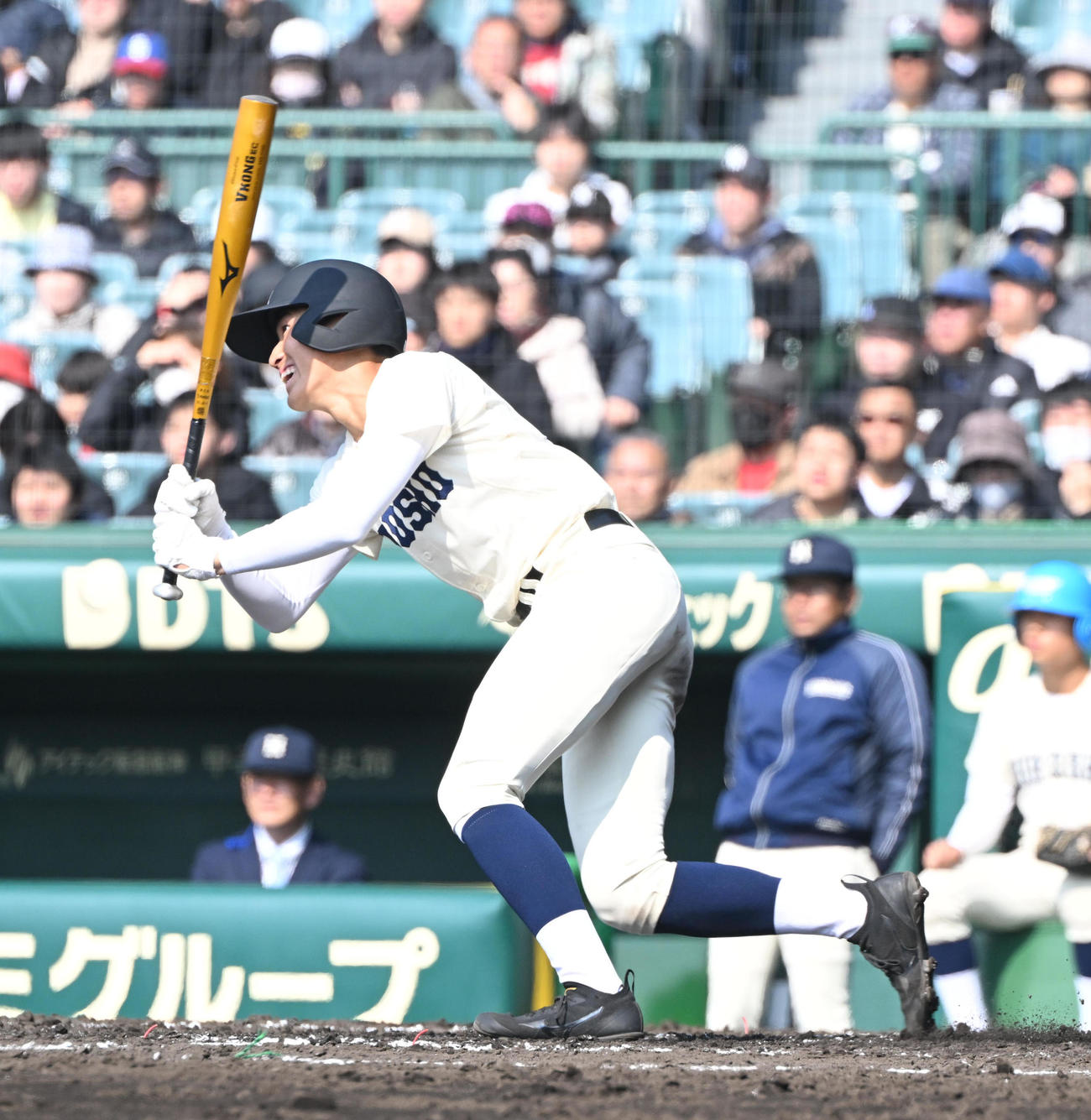 横浜清陵対広島商　3回裏広島商1死満塁、中前適時打を放つ中本（撮影・和賀正仁）