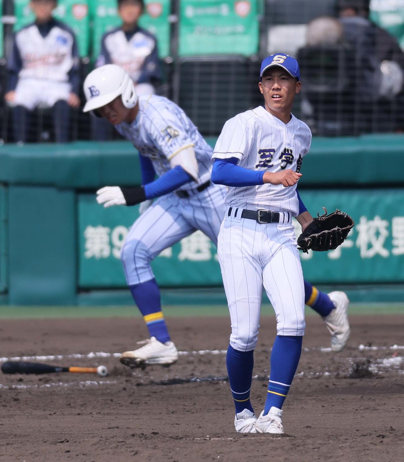 至学館対エナジックスポーツ　3回裏エナジックスポーツ無死三塁、尾崎（右）は山城に適時打を浴びる（撮影・上田博志）