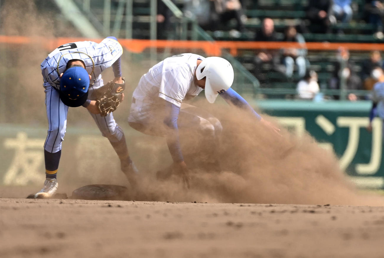 エナジックスポーツ対至学館　6回表至学館無死一塁、武藤は二塁盗塁に成功（撮影・前岡正明）