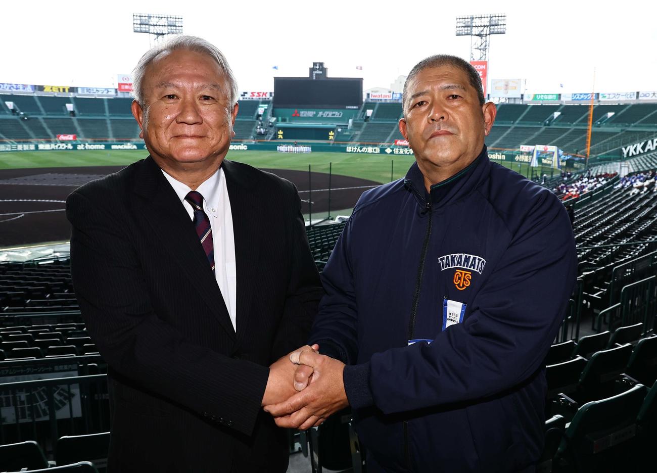 健闘を誓い握手を交わす早実・和泉監督と高松商・長尾監督（2025年3月17日撮影）